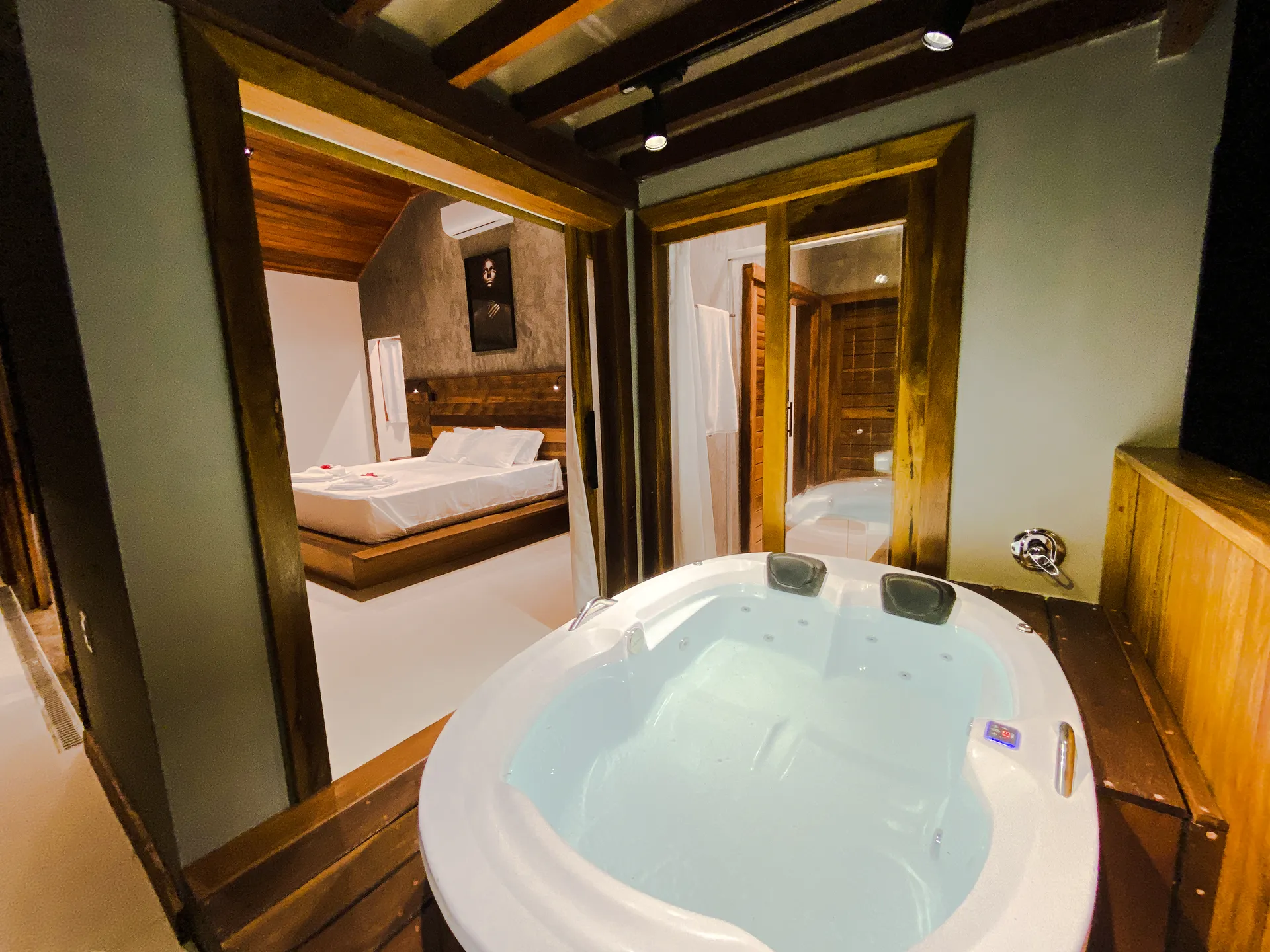Master Suite HURA — jacuzzi com vista para o quarto