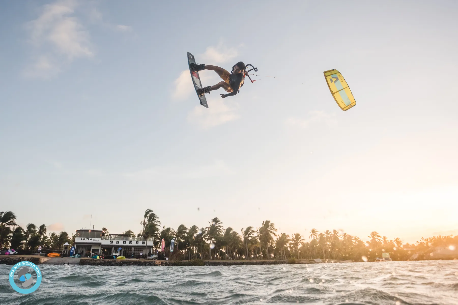 HURA Beach — kite session ao pôr do sol