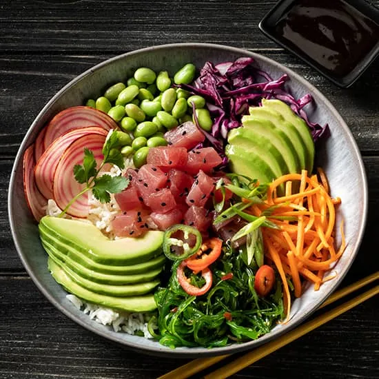 HURA Lounge — poke bowl tropical à beira da lagoa